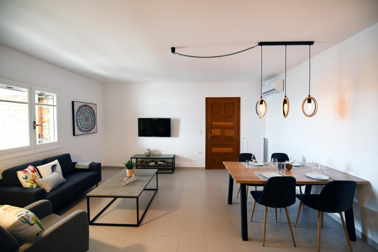 Amazing 2 Bedroom Apartment Overlooking The Marina Of Vourkárion Extérieur photo