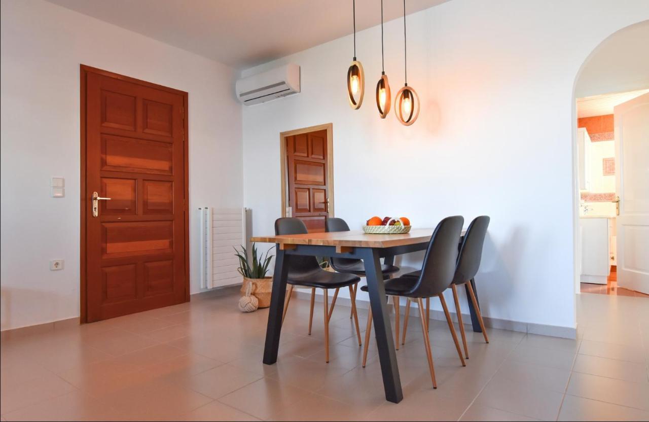 Amazing 2 Bedroom Apartment Overlooking The Marina Of Vourkárion Extérieur photo